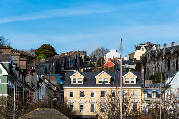 Мальовничий вид на ряд будинків у маленькому містечку ірландський - Фото, зображення