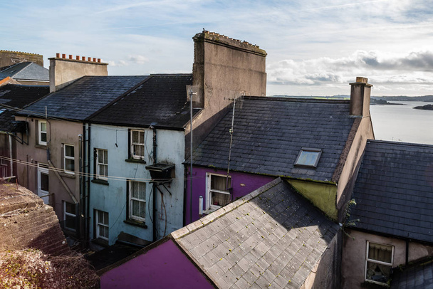 malerischer Blick auf das Dach alter Häuser in der irischen Küstenstadt - Foto, Bild
