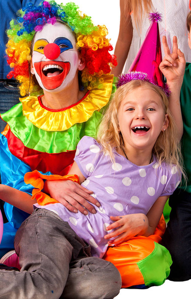 Clown bambino compleanno che gioca con i bambini. Torte festive per bambini celebrative
. - Foto, immagini
