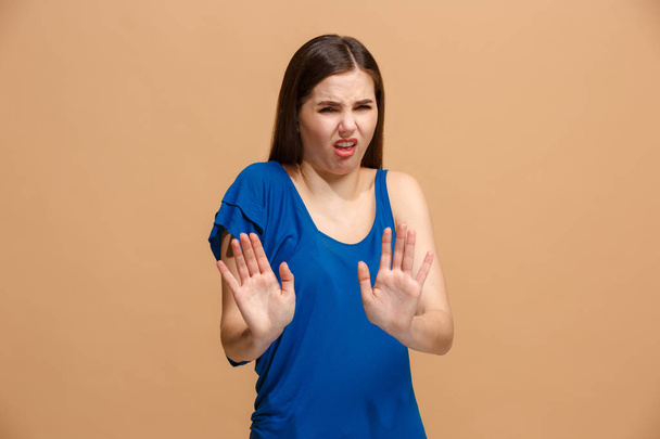 Mujer repugnante con expresión reflexiva haciendo elección contra fondo pastel
 - Foto, Imagen