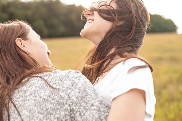 Close up de duas jovens mulheres se divertindo no campo
 - Foto, Imagem