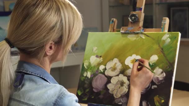 Οπίσθια όψη εσωτερικη από έναν θηλυκό καλλιτέχνη που εργάζονται για τη ζωγραφική στο Art Studio - Πλάνα, βίντεο