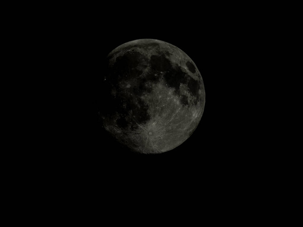 Alto contraste Lua cheia vista com telescópio
 - Foto, Imagem