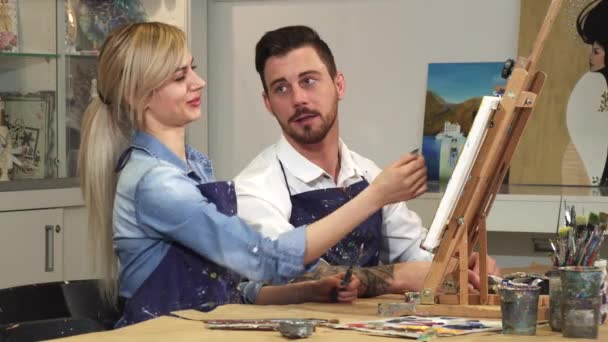 Αγαπώντας το νεαρό ζευγάρι απολαμβάνει εργάζονται για μια ζωγραφική στο Art Studio μαζί - Πλάνα, βίντεο