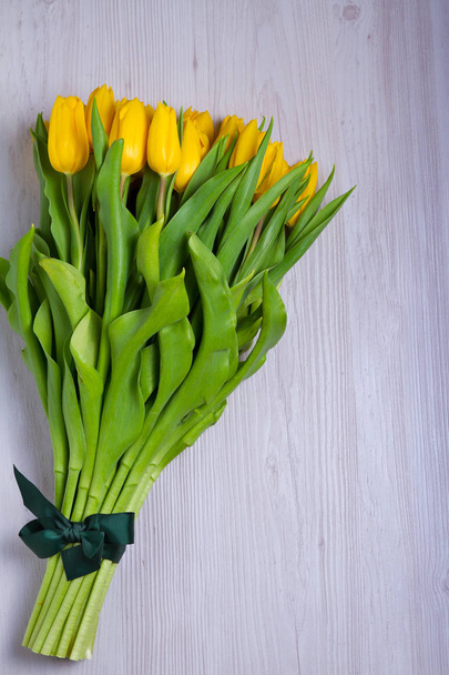 Bouquet of spring tulips flowers on white wooden background with a blank space for text. View from above, top, flat lay - Foto, Bild