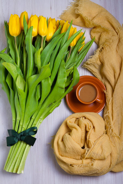 Bouquet of spring tulips flowers and coffee on white wooden background. View from above, top, flat lay - Foto, Bild