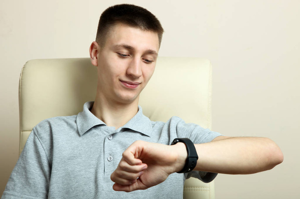 ein junger Mann mit einer Smartwatch - Foto, Bild