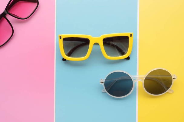 Óculos de sol modernos da moda para o fundo
 - Foto, Imagem