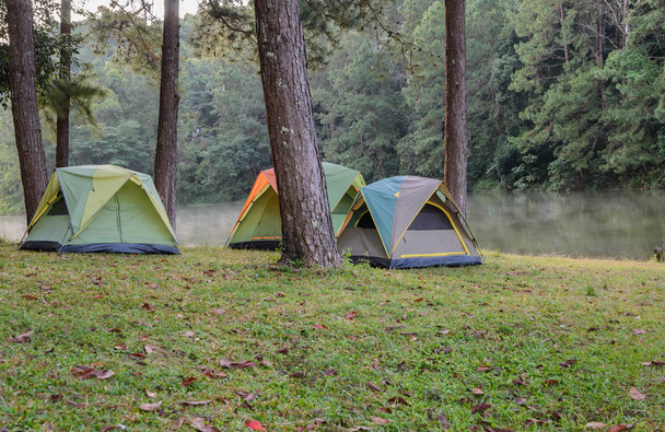 Camping tende vicino al lago a Pang Oung a Mae Hong Son, Thailandia
 - Foto, immagini