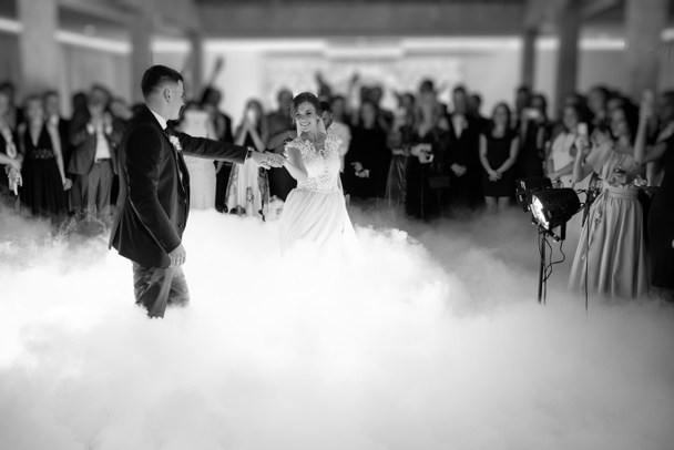 Красива наречена і красивий наречений танцює перший танець на весіллі
. - Фото, зображення