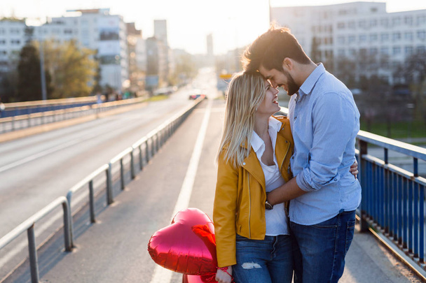 jovem casal apaixonado abraçando namoro e beijando ao ar livre
 - Foto, Imagem