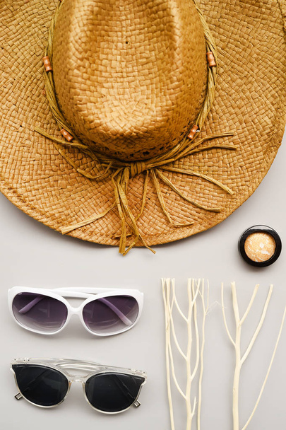 Καλοκαιρινό καπέλο και γυαλιά ηλίου για το φόντο - Φωτογραφία, εικόνα