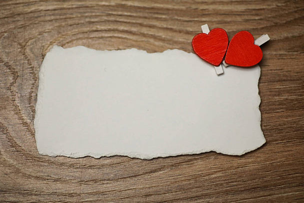 Beyaz çarşaf kağıt aşk notları ve kalp şekli - Fotoğraf, Görsel
