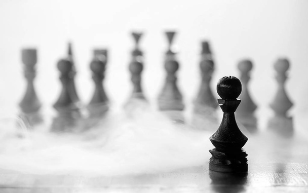 ボード上のチェスの作品ポーン - 写真・画像