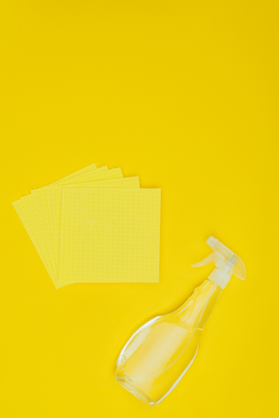 vista elevada de trapos amarillos y botella de spray aislado en amarillo
 - Foto, imagen
