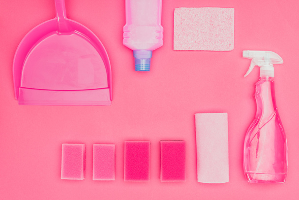 вид сверху на моющие губки и чистящие жидкости, изолированные на розовый цвет
 - Фото, изображение