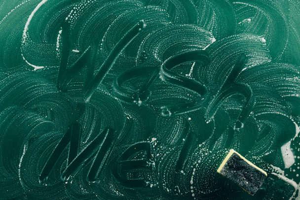 το Top view, λέξεων πλύνετε μου γραφτεί με αφρό σε βρώμικα πράσινη επιτραπέζια - Φωτογραφία, εικόνα