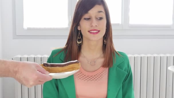  joven mujer elegir entre una manzana y un pastel de chocolate
 - Metraje, vídeo