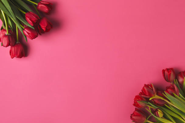 Букетов красных тюльпанов на розовый, День матери концепции
 - Фото, изображение