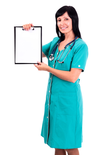 Ανώτερος γυναίκες γιατρός δείχνει ένα κενό πρόχειρο που απομονώνονται σε λευκό - Φωτογραφία, εικόνα