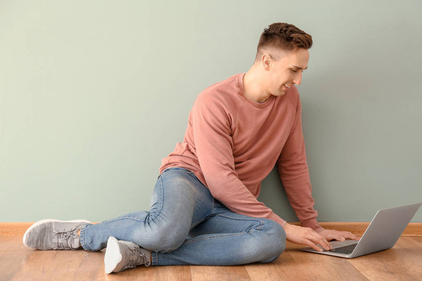 Young man using laptop   - Foto, Bild