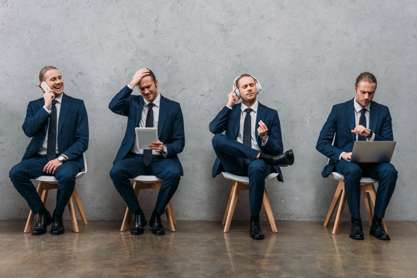 Collage von geklonten jungen Geschäftsleuten, die auf Stühlen sitzen und Gadgets benutzen - Foto, Bild