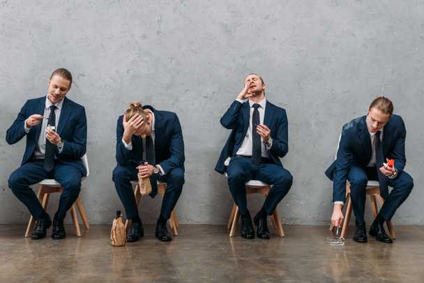 collage d'homme d'affaires cloné assis sur des chaises et montrant différentes dépendances
 - Photo, image