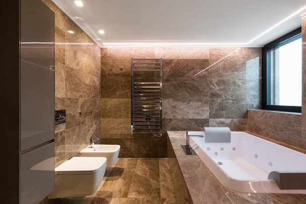 Розкішна мармурова ванна кімната з гідромасажем
 - Фото, зображення