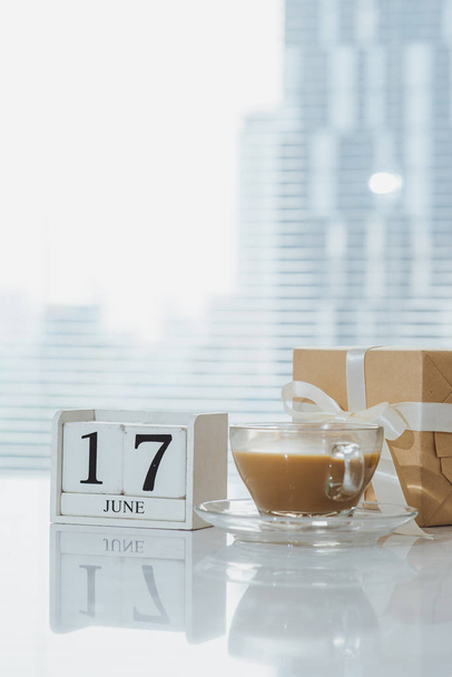 День отца концепции с календарем и подарочной коробке на столе с копировальным местом. 17 июня
. - Фото, изображение