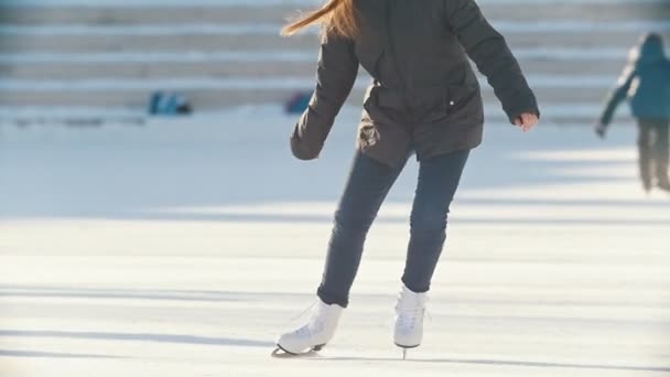 ロシアのティーンエイ ジャーの女の子スケートと公共のアイス スケート場で過ごす時間を巧みに - 映像、動画