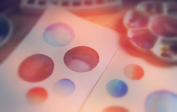 Yaratıcı süreç fotoğrafı: boyalar suluboya kağıt üzerinde test - Fotoğraf, Görsel