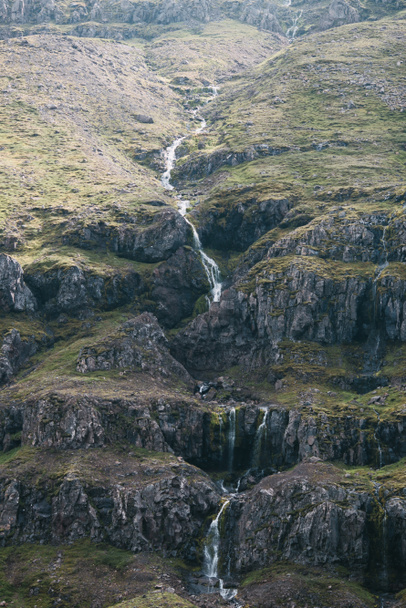 невеликий водоспад
 - Фото, зображення