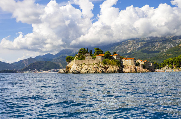 Veduta dell'Isola di Santo Stefano dal Mare, Riviera di Budva, Montenegro, Europa
 - Foto, immagini
