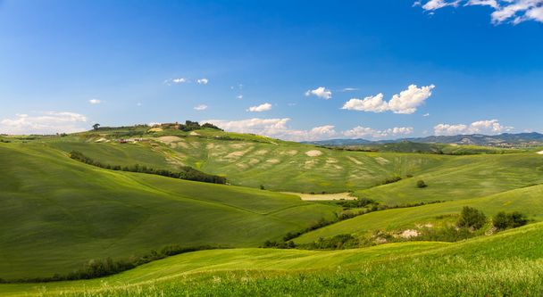 クレテ ・ セネージ、アッシャーノ、シエナ、イタリアの青空と丘陵の風景 - 写真・画像