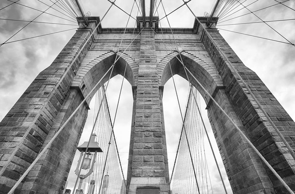 Взгляд вверх на Бруклинский мост, Нью-Йорк
. - Фото, изображение