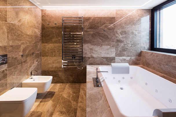 Luxurious marble bathroom with hydromassage - Foto, Imagen