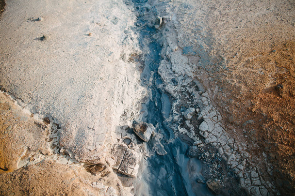 vista superior de la erosión en formaciones rocosas en aguas termales en iceland
 - Foto, imagen