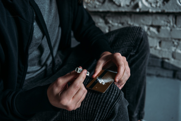 Schnappschuss eines süchtigen Junkies, der Kokain von Kreditkarte schnüffelt - Foto, Bild