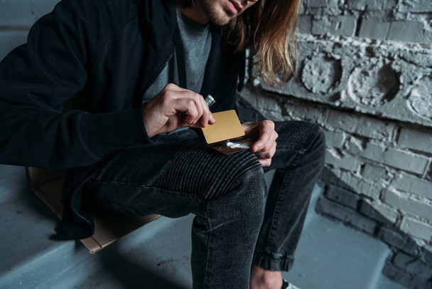 plan recadré d'un homme accro reniflant de la cocaïne de sa carte de crédit
 - Photo, image