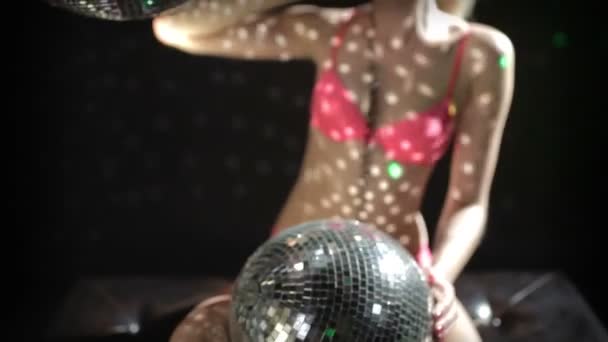 セクシーなゴーゴー ダンサーがダンスとポーズのスタジオで撮影 - 映像、動画
