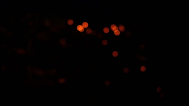 Knipperend oranje bokeh bij nacht en donkere achtergrond met camera trillingen - Video