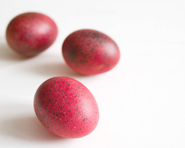 Red Easter eggs on a white background, soft focus - Foto, afbeelding