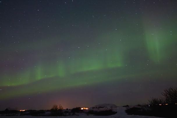 schöne Nacht Ansicht von Häusern unter dem Himmel mit majestätischen Nordlichtern in Island   - Foto, Bild