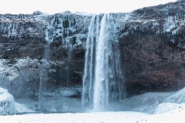водопад и скалы
 - Фото, изображение