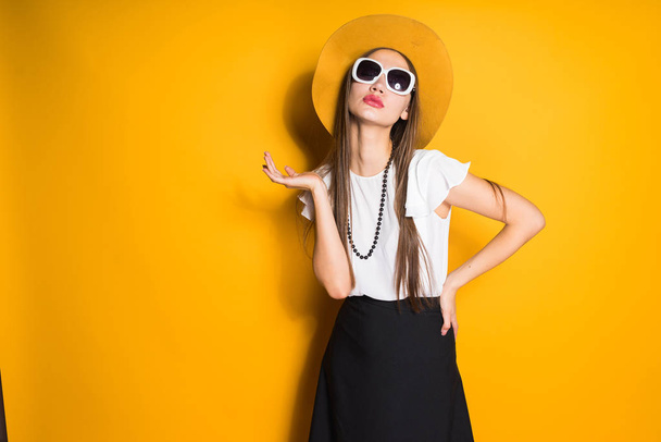 girl in sunglasses and hat posing on background - Φωτογραφία, εικόνα