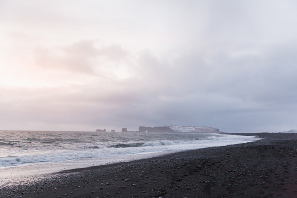 majestic seacoast with wavy sea and cliffs, vik dyrholaey, reynisfjara beach, iceland - Foto, imagen