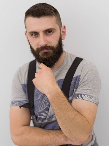портрет бородатого хипстера с ручкой за ухом изолированы на белом фоне
 - Фото, изображение