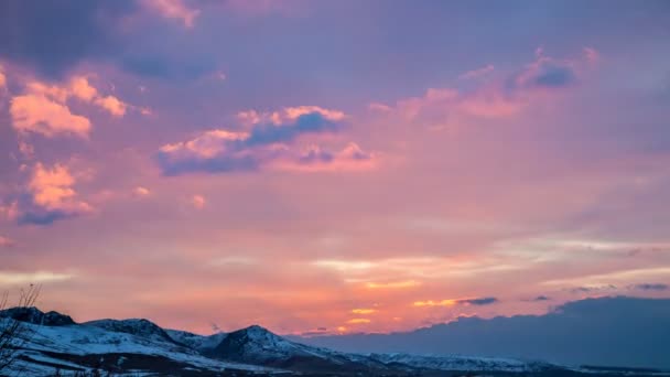 4K Timelapse. Kirkkaan vaaleanpunainen auringonlasku vuorilla
 - Materiaali, video