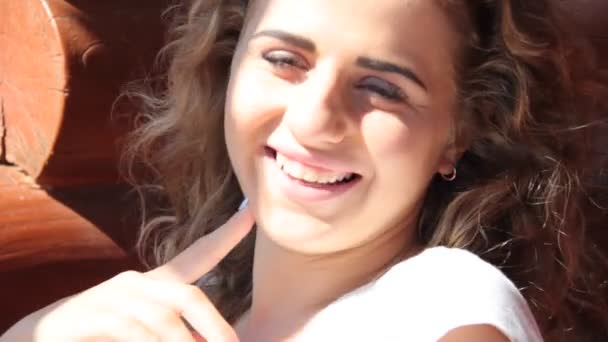 beautiful girl portrait, wavy hair, near summer house - Video, Çekim