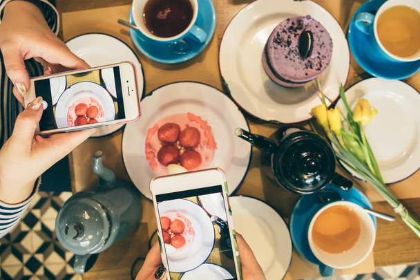 Food mobile photo party. Desserts cafe breakfast - Valokuva, kuva